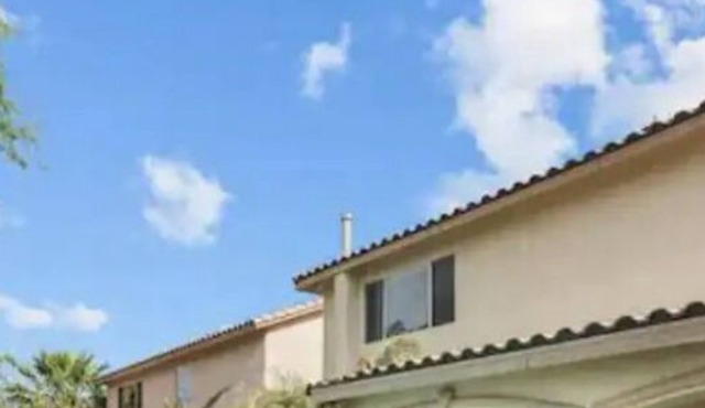 3000 SqFt House 8beds/3bath W/Heated Pool/Spa/BBQ 86"SmartTV/Games Strip/Airport