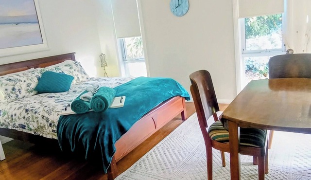 3BR Bushland Retreat, Relax/Professional Stay–near the bay & CBD/Private Deck