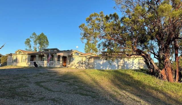 3BR Farmhouse Getaway, Group-Friendly, WiFi, AC, Trails