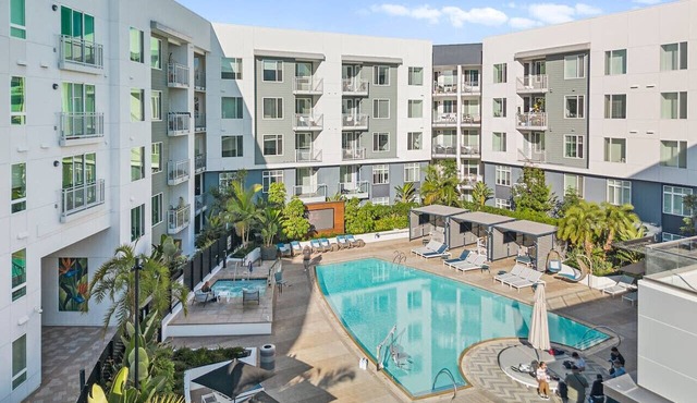 3BR Luxe Retreat: Pool & Spa