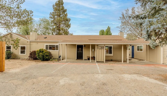 3BR w/shared Hot Tub & Backyard Oasis