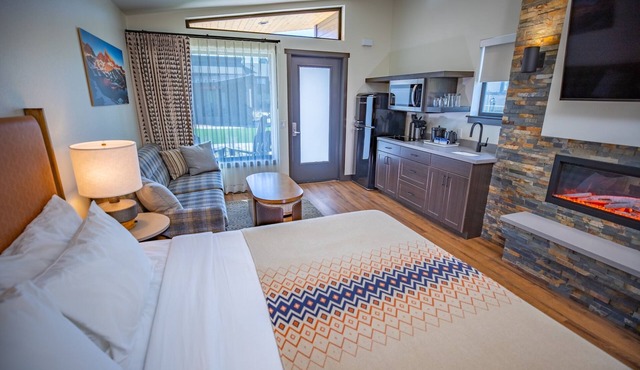 4 Alpine Cabins w/Free Parking, Steps from Adventure & Mammoth Ski Shuttle Stop