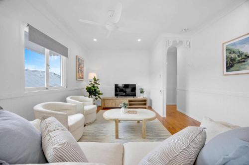 4 Bed Queenslander City Views Walk to Suncorp Deck + Parking