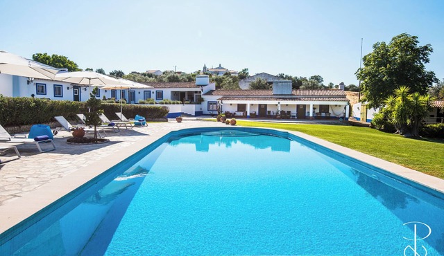 4-bedroom farmhouse in tranquil Alcáçovas with WiFi, ACn
