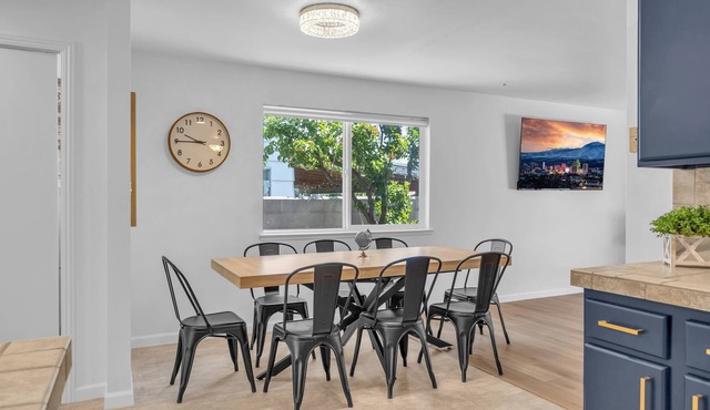 4-Bedroom Sparks|2-Car Driveway| Sleep 14