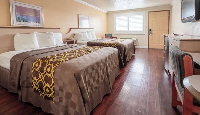 4 Rooms w/Desk, Fridge, & Microwave Near Dining Spots & Corcoran Train Station