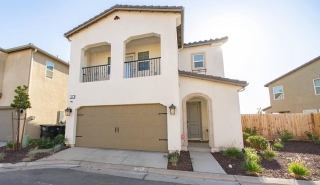 45 Miles to the gates of Yosemite 3 bedroom home located @ Riverstone Community.