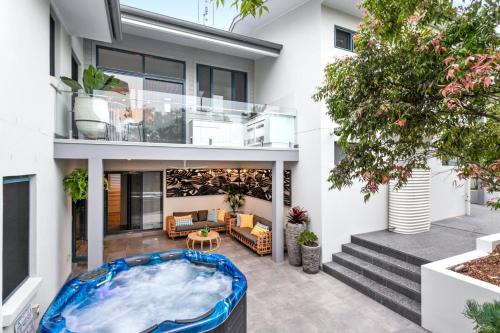 5 BDR - 250m to Beach - Outdoor Spa - 4PM Checkout
