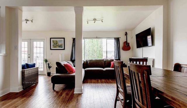 5-bedroom home perfect for families/groups. Located just minutes DT Vancouver