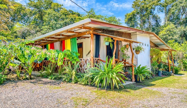 5 min walk to town/beach Quaint 4 BR Eco Lodge