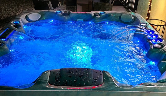 5 mins to The Strip ~ Hot Tub, Sleeps 7, Game Room, Weekend Getaway, Retreat