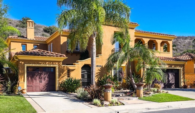 5 minutes to beach. Luxury estate with private pool, hot tub, firepit & privacy