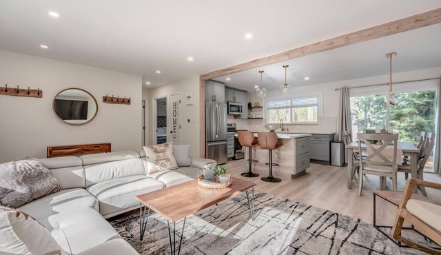5 Stars! South Lake Lux 3 Bedroom 1 Bath SFH. Prof Clean. Near Lake
