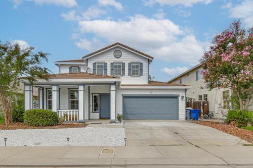 7 Mi to Lake Yosemite: Family Home w/Fenced Yard
