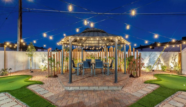 8BR 5BA Retro Vegas w/Guitar Golf, BBQ, WaveGazebo