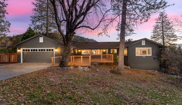 8BR Yosemite Escape w/Views & Spa - Game Room & Pet-Friendly
