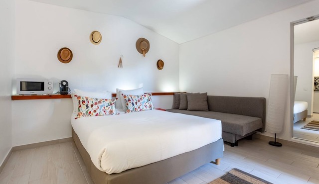 Açoteias Studio w/Pool by LovelyStay