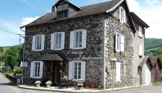 A hostel just for you! Large common areas At the foot of the mountains in Audressein