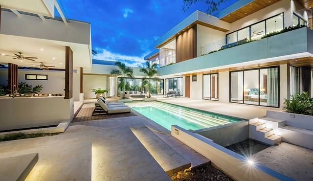 A luxurious tropical retreat with daily cleaning, private pool, Golf Cart Included
