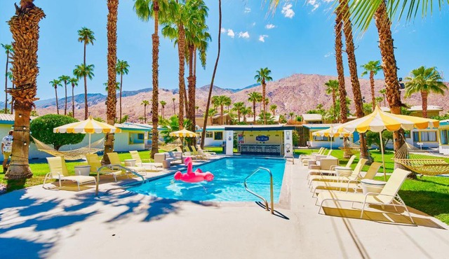 A PLACE IN THE SUN Hotel - ADULTS ONLY Big Units, 24h Heated Pool & Spa in 1 Acre Park Prime Location, DOG Friendly, TOP Midcentury Modern Boutique Hotel