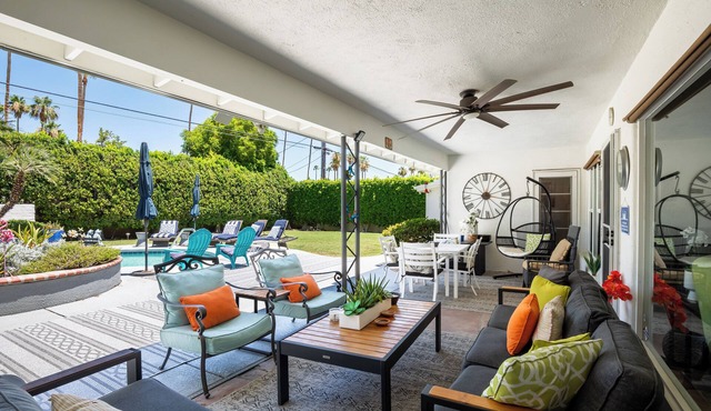 A Sweet Escape to Palm Springs! Chic 2 BDR w/Pool 5 Min to Shopping, Dining
