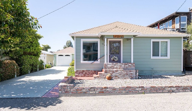 Adorable Beach Cottage only a block to the beach and a short walk to downtown