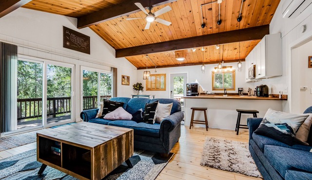 Adorable cabin in the trees near hiking & town w/deck & high-speed WiFi