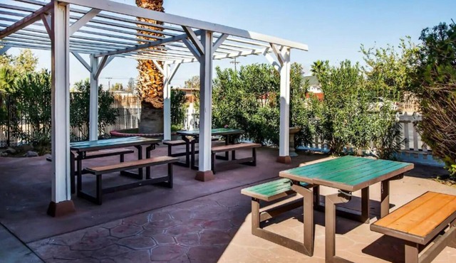 Affordable Base for Exploring Ridgecrest - 4 Rooms Perfect for Group Travels!