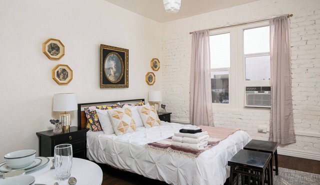 Amazing studio with AC in vibrant Los Angeles