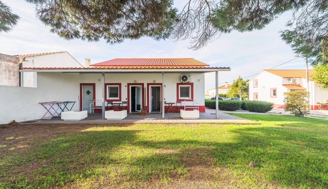 Apartment 'Casa Das Pipas Palmela 5' with Shared Terrace, Wi-Fi & Air Conditioning