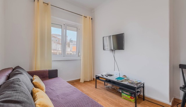 Apartment 'Casa Do Pedro - Lisbon South Bay' with Private Garden and Wi-Fi