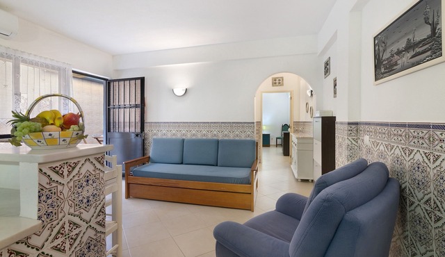 Apartment with Shared Pool, Wi-Fi and Air Conditioning