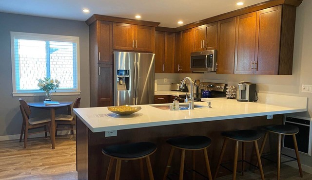 Apt 14: beautiful unit steps to the beach