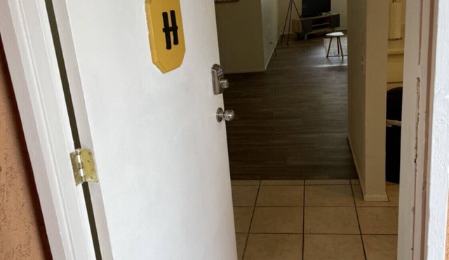 Apt H- upstairs furnished 2bed/2bath in DT Palm Springs with mountain view