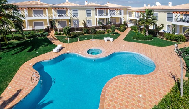 Apt. Sanctuary, with pool and near the Porto de Mós beach