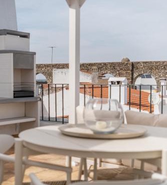 Aqueduct View House by Portus Alacer