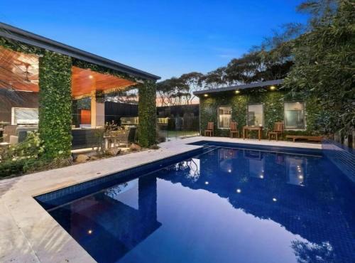 Aroha Moana - Luxe Pool Retreat, Fireplace & Pet Friendly