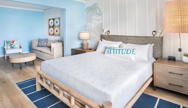 Authentic Beach Experience Room w/Lively Pool Bar, Onsite Parking Available