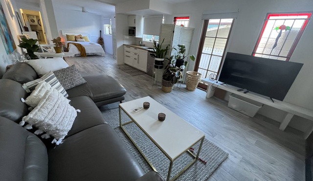 Bardon Beauty Trendy 1 bedroom new furniture close transport ,Suncorp Cafe