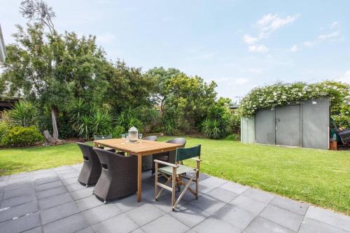 Bayside Cottage - Leafy Stay near Rye Beach and Dining