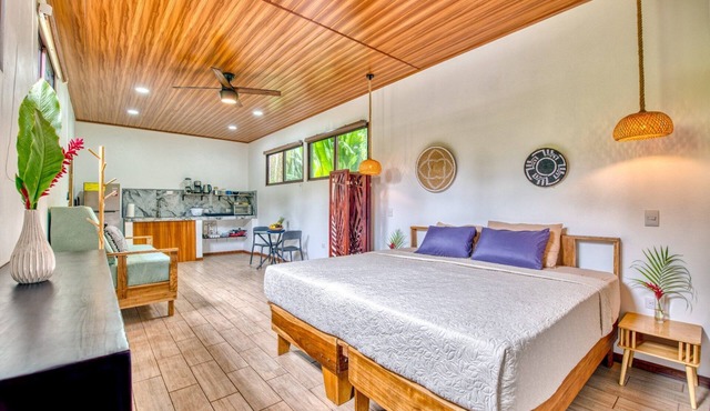 Beachfront Studio - Direct Beach Access, Fast Wifi & AC
