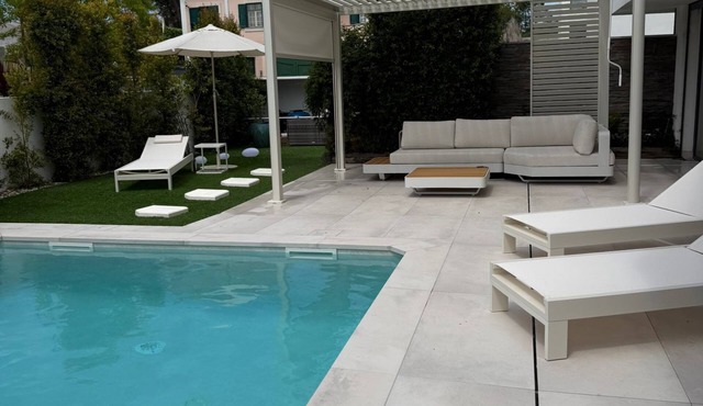 Beach house with pool - T4