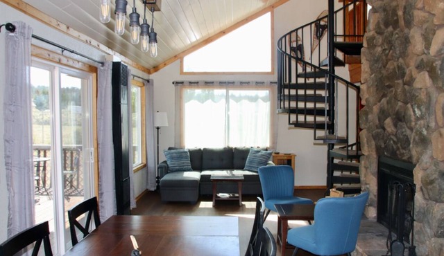Beach to Mountains Chalet: Peaceful retreat with mountain views away from crowds