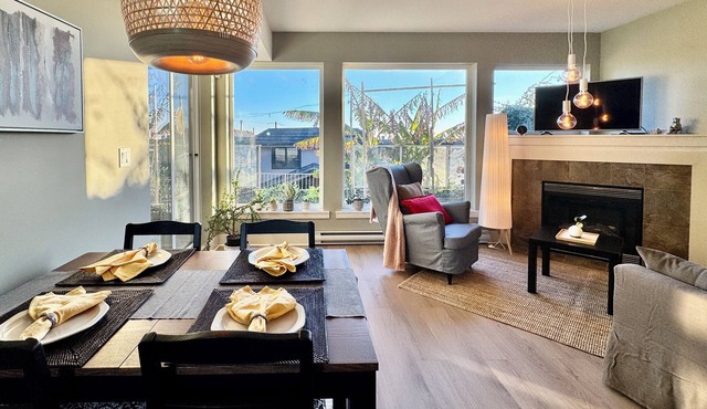 Beautiful 2-bedroom residence in charming White Rock near the beach