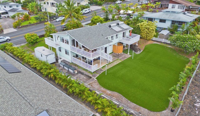 Beautiful 6-bedroom house with panolamic sea view in charming Kailua-Kona.