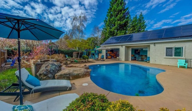 BEAUTIFUL 7/5 W/POOL/HOT TUB LOTS OF ROOM