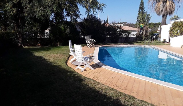 Beautiful Algarvian Villa, V4 , private gardens & pool