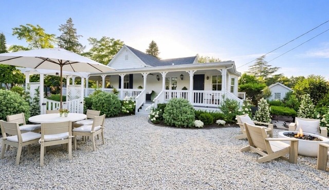 BEAUTIFUL DOWNTOWN SAINT HELENA FARMHOUSE