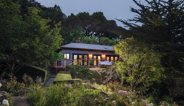 Beautiful Garden Cottage at JAR Farms with use of pool, hot tub, and orchards