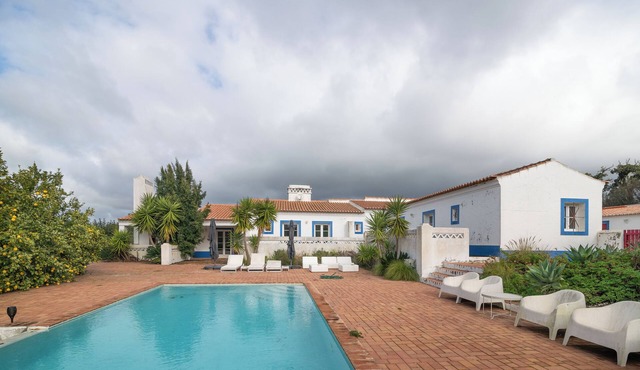 Beautiful hilltop 4BR, 3BA, pool & country house near to Porto Covo